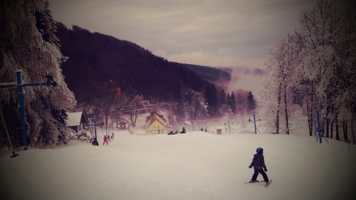 Pension und Restaurants, Piste geschlossen, Schneedecke, Kind übt Ski fahren