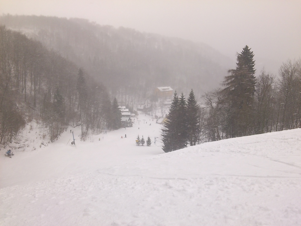 Skilifte Erzgebirge Telnice, Piste Buben in Zadni Telnice ist geöffnet, Schnee und Ski im Vordergrund