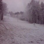 Schneilanze auf Skipiste Telnice, Erzgebirge, graues Wetter, kein Sonnenschein, für Ski und Snowbaord