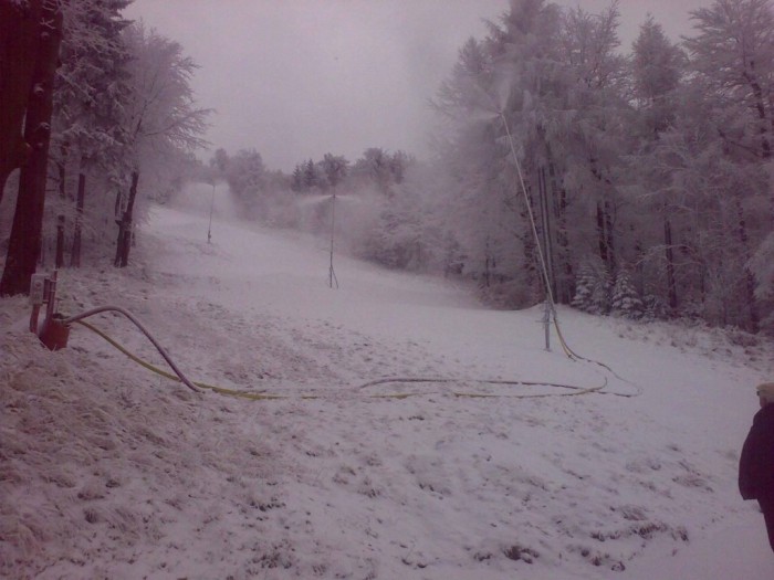 Schneilanze auf Skipiste Telnice, Erzgebirge, graues Wetter, kein Sonnenschein, für Ski und Snowbaord