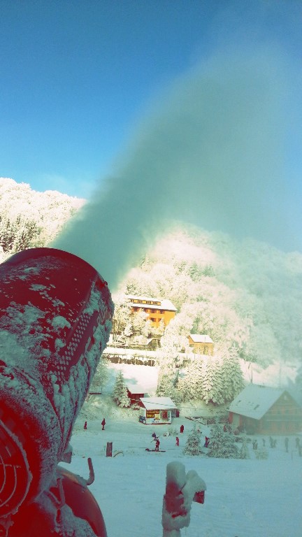 Skilifte Telnice, Schneemaschine produziert Kunstschnee im Erzgbeirge, Tschechien