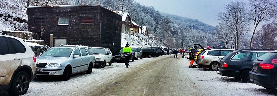 Polizei Streife auf einem verschneiten Parkplatz, Telnice Erzgebirge