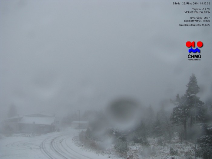 Internetkamera, Schneeverwehung auf Straße, Neuschnee, Neble und wolken, Winterwetter sieht anders aus, Chmu Tschechischer Wetterdienst
