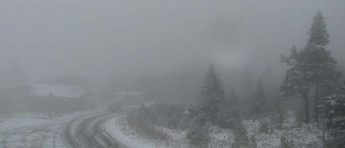 Schneefall auf Keilberg, Winter komt, is around the Corner, Schneefall auf Webcam, Bild von Schnee und einer Strasse, Klnovec, höchster Berg im Erzgebirge