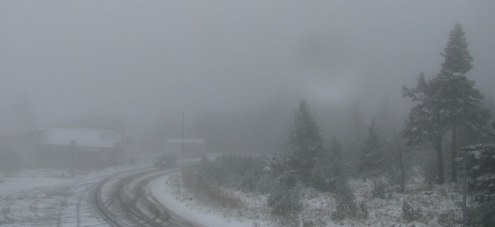 Schneefall auf Keilberg, Winter komt, is around the Corner, Schneefall auf Webcam, Bild von Schnee und einer Strasse, Klnovec, höchster Berg im Erzgebirge