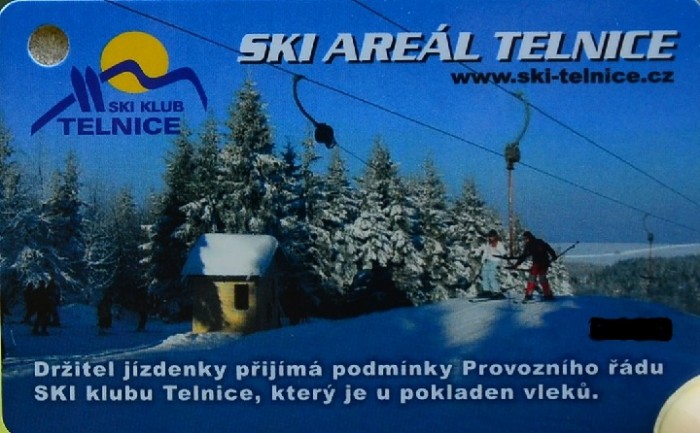 Bild eines Skipasses, darauf Schlepplift und Schnee, Winterlandschaft in Blau