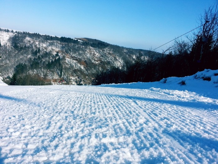 Wintersport Erzgebirge, Piste im Erzgebirge, präpariert, mit blauem Himmel im Hintergrund, Altenberg, Webcam Altenberg