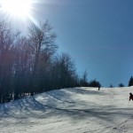 Skifahrer carving, Piste, Sportlich, Winterwetter, Sonnenschein, keine Wolke zu sehen