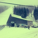 Talstation Sesslbahn, Seilbahn, 2-KSB, Czech, es schneit, Winter kommt, Leute laufen zur Talstation