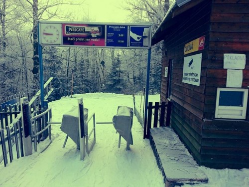 Geschlossen, Schlepplift geschlossen, Skigebiet geschlossen, Zugang zum Lift abgedeckt, Schnee liegt noch reichlich