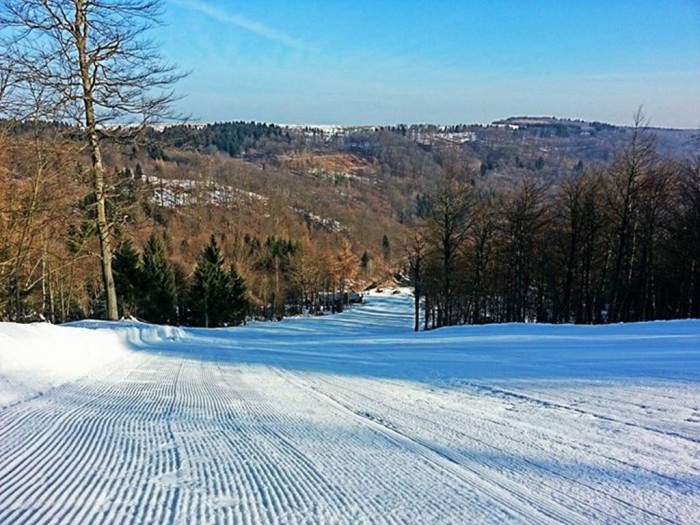 Frühlingsskifahren, Pisten weiß, Rest schön Grün, Piste frisch gewalzt, Altenberg geschlossen