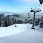 Powderwetter, Powdern, Skifahrer, Snowboarder, Tiefschnee, Wolken und Sonneschein, Panorama Rudny