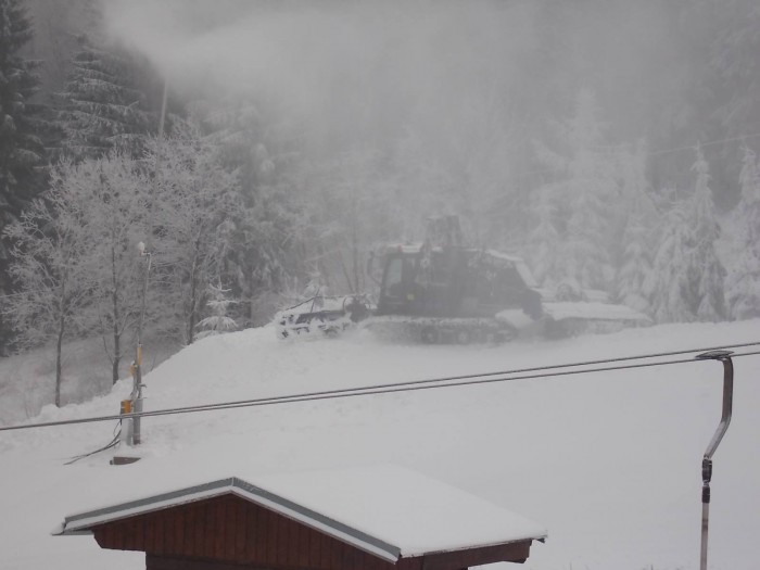 Pistenraupe, verwandelt Hang in Piste, Erzgebirge, Schnee geschlossen, Wintersport erlaubt