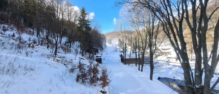 Kassenbereich des Skigebietes Zadni Telnice. Fotografiert aus dem Sessellift