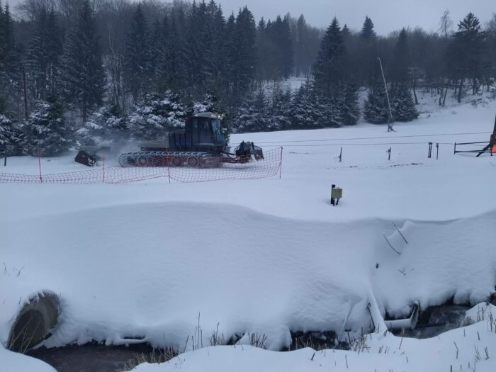 Ski Schule in Telnice bei der Präparation. PistenBully im Einsatz