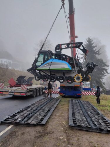 Neue PistenBully in Telnice, Winter und Schnee fehlen noch. Schaut aber gut aus.