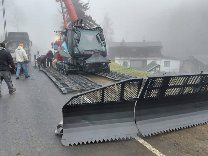 Montage des 12 Wege Räumschildes und der Raupen also Ketten. Prinoth Leitwolf Winter